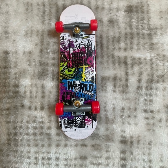 Tech Deck World Industries Fingerboard Grafitti Skull Red & Blue - Picture 1 of 2